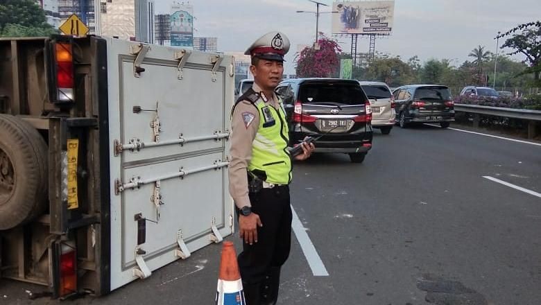 Truk Boks Terguling di Tol Sedyatmo arah Bandara Soetta Truk Boks Terguling di Tol Sedyatmo arah Bandara Soetta