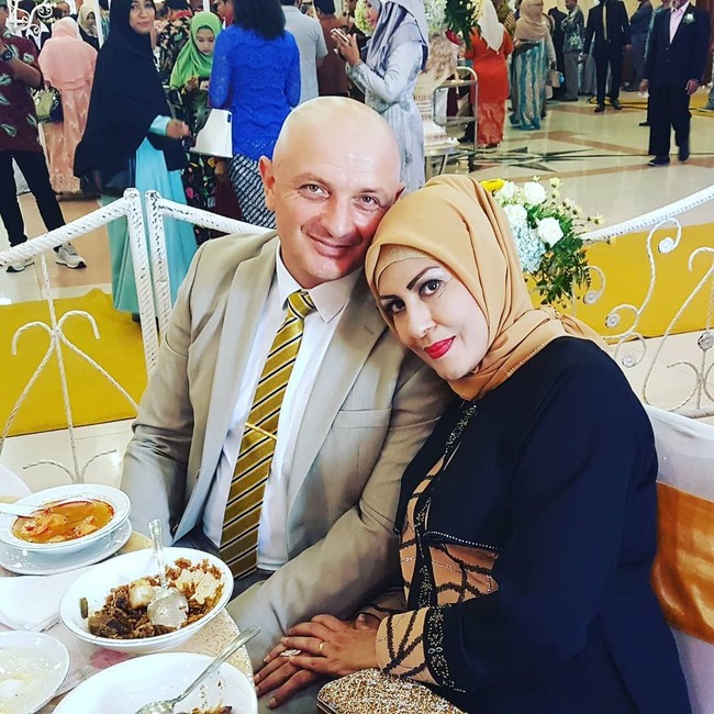 Schechah Sagran yang akrab disapa Ata telah menikah dengan pria asal Portugal bernama Charlos. Suami barunya itu bekerja sebagai polisi. Foto: Instagram/SchechahSagran