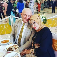 Schechah Sagran yang akrab disapa Ata telah menikah dengan pria asal Portugal bernama Charlos. Suami barunya itu bekerja sebagai polisi. Foto: Instagram/SchechahSagran