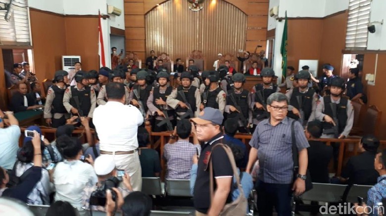 Belasan Polisi Bersenjata Pagari Aman Abdurrahman yang Divonis Mati Belasan Polisi Bersenjata Pagari Aman Abdurrahman yang Divonis Mati