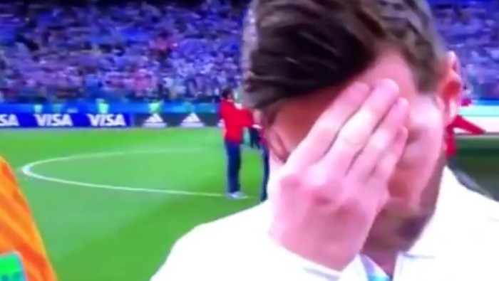 Gestur tubuh Messi yang menutupi wajahnya. Foto: Instagram Gestur tubuh Messi yang menutupi wajahnya. Foto: Instagram