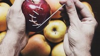 Tidak hanya pakaian saja yang bisa dijahit. Buah apel ternyata bisa juga. Karyanya yang satu ini diberi judul Temptation.  Foto: Instagram sheiku