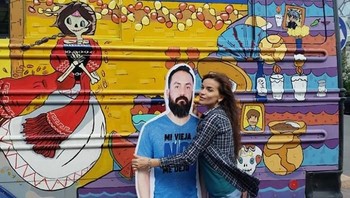 Awalnya Javier bersama temanya mendapat ide untuk membeli bus yang terjangkau untuk menuju ke Russia. Bus tersebut dilukis dan bagian dalammnya diatur sesuai dengan kebutuhan mereka selama di sana. (Foto: Instagram/IngueSuMatrushka)