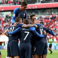 Pemain sepak bola umumnya tidak malu menunjukkan emosinya di tengah lapangan, dengan ditonton jutaan orang. Entah itu menangis karena kekalahan, terharu setelah menang, berteriak-teriak karena kesal, atau bentuk emosi yang lainnya. Keterbukaan mereka terhadap sisi emosional di lapangan tak jarang membuat para wanita luluh. Foto: Catherine Ivill/Getty Images