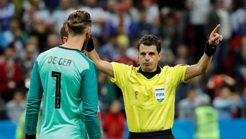 Tampak wasit sedang melakukan gesture untuk meminta tayangan VAR. Foto: REUTERS