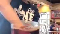 Seorang pegawai restoran cepat saji di Kansas, Amerika Serikat, ketahuan mengaduk teh dengan tangan. Video pengadukan itu pun menyebar viral. Video yang diunggah di akun Facebook Eva Arellano itu telah dilihat lebih dari 1,1 juta kali dan dibagikan lebih dari 18.000 kali.  (Foto: Dok. Facebook Eva Arellano via Fox News)