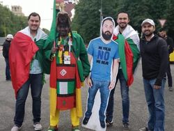 Dilarang Istri Nonton Piala Dunia, Pria Ini Menyamar Jadi Kardus