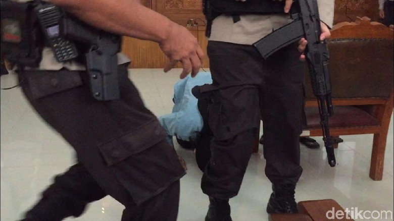 Divonis Mati, Aman Abdurrahman Langsung Sujud di Ruang Sidang Divonis Mati, Aman Abdurrahman Langsung Sujud di Ruang Sidang