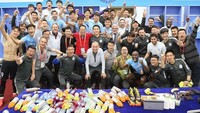 Fonte juga menjadi bagian dalam klub sepak bola China, Dailan Yifang F.C. Usai memenangkan pertandingan, Fonte berfoto dengan seluruh pemain ditemani minuman segar di hadapannya. Foto: Instagram f6nte