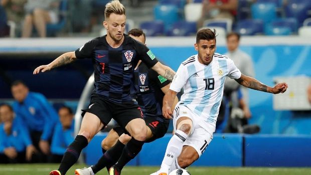 Eduardo Salvio dimainkan sebagai full-back di depan tiga bek Argentina. (