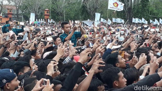 Anak-anak muda menikmati musik yang dibawakan Grup Gambus Sabyan di kampanye Sudirman Said di Brebes.