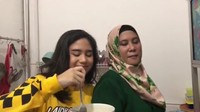 Kali ini aktris cantik kelahiran 24 Juli 2002 itu makan mie bersama sang bunda. Lagi-lagi ia meluangkan waktu makan bersama keluarganya. Foto: Instagram tissabiani