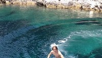 Sembari bersantai di pantai, Luka Modric tampaknya hobi main jet ski juga ya (lukamodric10/Instagram)