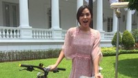 Tak terkecuali penyanyi Raisa Andriana juga pernah mendapat hadiah sepeda saat diundang ke Istana Negara. Raisa memposting kegembiraannya itu lewat Instagram.
