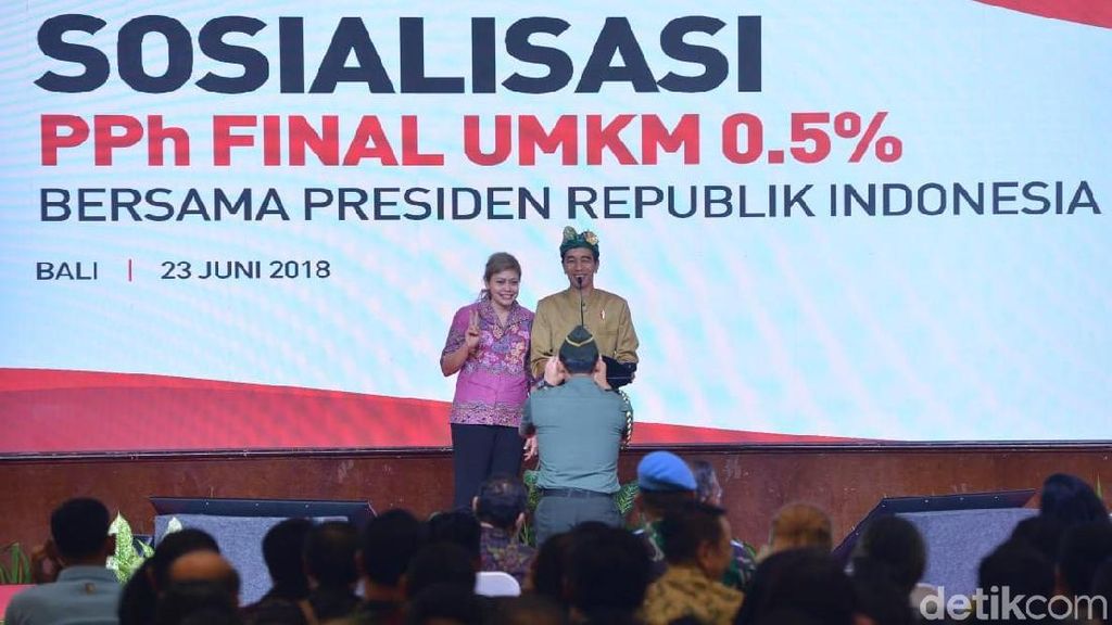 Tolak Hadiah Sepeda, 2 Orang di Bali Pilih Foto Bareng Jokowi Tolak Hadiah Sepeda, 2 Orang di Bali Pilih Foto Bareng Jokowi