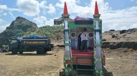 Ide awal bikin musala berjalan ini karena Kepolisian Lombok Tengah ikut parade malam lebaran. Daripada dibongkar mobil itu dioperasionalkan menjadi musala berjalan dan akan keliling di beberapa tempat wisata Mandalika (Dok. Polres Lombok Tengah)