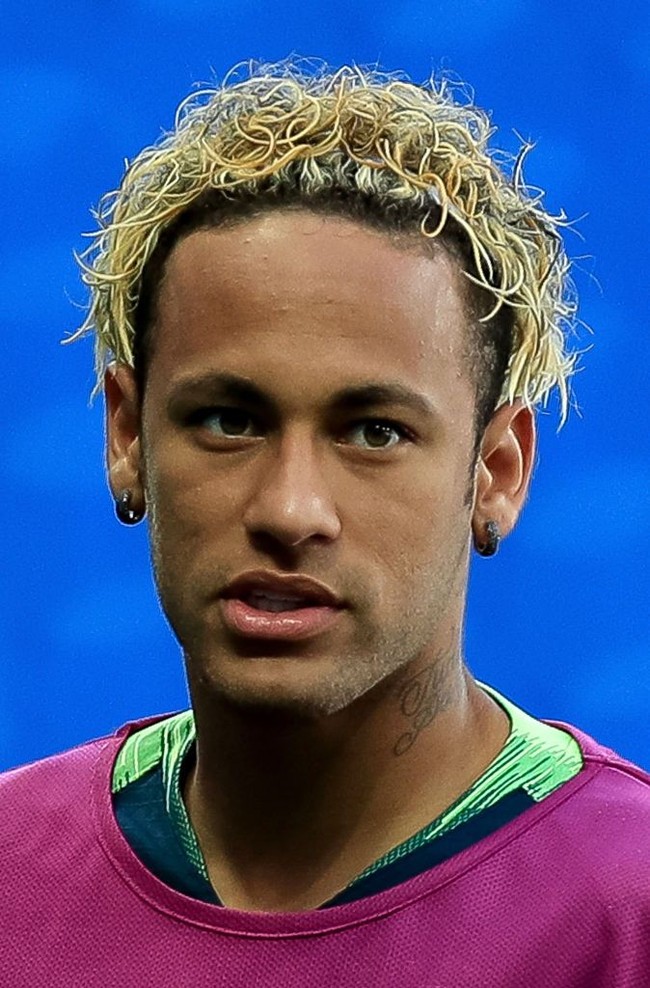 Neymar dikenal tak hanya kelihaiannya bermain sepakbola. Bintang lapangan hijau ini juga kerap mencuri perhatian dengan tatanan rambut nyentrik. Foto: Getty Images