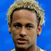 Neymar dikenal tak hanya kelihaiannya bermain sepakbola. Bintang lapangan hijau ini juga kerap mencuri perhatian dengan tatanan rambut nyentrik. Foto: Getty Images