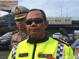 Polisi Keluarkan Truk yang Masih Melintas di Tol Tangerang