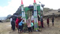 Musala berjalan jadi solusi tempat ibadah karena jarak pantainya yang jauh dengan tempat ibadah. Traveler sedang antre salat di musala berjalan (Dok. Polres Lombok Tengah)