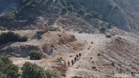 Gunung Papandayan selalu menjadi favorit untuk mencari trek mendaki santai. (Niken Purnamasari/detikTravel)