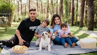 Piknik bersama keluarga kecilnya. Salvio pun sudah membawa bekal aneka buah yang bisa dimakan bersama. Foto: Instagram @totosalvio