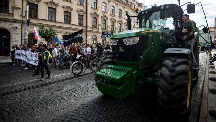 Naik Traktor, Petani Slovakia Gelar Demo Anti-Pemerintah