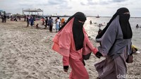 Ada juga yang hanya menikmati suasana pantai.