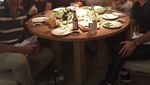 Menikah Bulan Lalu, Begini Kemesraan Cesc Fabregas dan Keluarga saat Makan Bareng