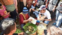 Pria yang akrab disapa Kang Dedi ini lagi asyik nunggu pesanan pecel sayur buat menu sarapannya. Jangan makan daging terus, hayu sarapan yang banyak sayurannya, kata Dedi. Foto: Instagram @dedimulyadi71