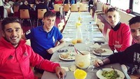 Sedang berada di Caixa Futebol Campus, si ganteng Salvio pun terlihat sedang makan bersama teman-temannya. Foto: Instagram @totosalvio