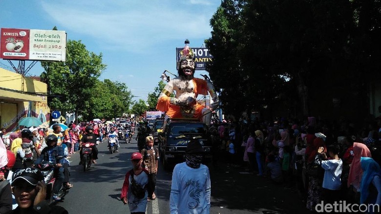 Meriahnya Tradisi Larung Sesaji Sedekah Laut di Rembang Meriahnya Tradisi Larung Sesaji Sedekah Laut di Rembang