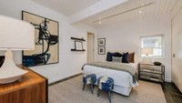 Taylor Swift menjual rumahnya yang berada di Beverly Hills seharga US$ 2,9 juta atau sekitar Rp 40 miliar (kurs Rp 14.000). Rumah ini memiliki luas 2,950 kaki persegi dengan empat kamar tidur dan lima kamar mandi. Istimewa/cnbc.com.