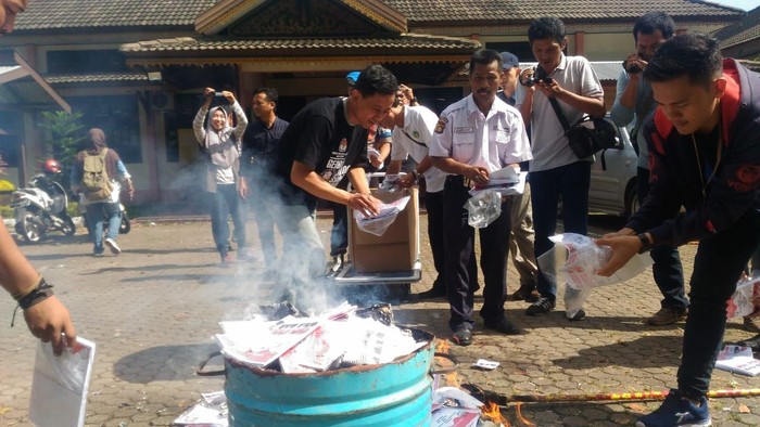 Jelang Pilkada, KPU Jambi Musnahkan Surat Suara Rusak