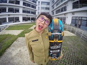 Aksi Keren PNS Zaman Now Main Skateboard yang Viral dan Dipuji