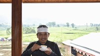 Dedi Mulyadi terbilang orang yang cukup aktif di dunia maya. Lewat instagramnya, ia sering posting kegiatannya termasuk saat kulineran. Lihat ini posenya saat minum segelas kopi. Foto: Instagram @dedimulyadi71