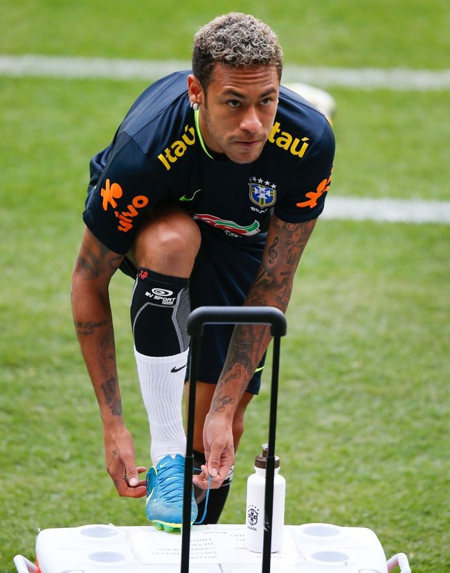 Penata rambut pribadi Neymar, Wagner Tenorio, mengatakan bahwa rambut pesepakbola yang kini membela klub Paris Saint-German tersebut sempat rusak parah karena terlalu sering ditata. Foto: Getty Images