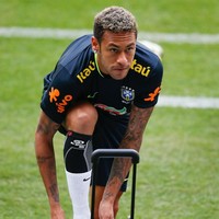 Penata rambut pribadi Neymar, Wagner Tenorio, mengatakan bahwa rambut pesepakbola yang kini membela klub Paris Saint-German tersebut sempat rusak parah karena terlalu sering ditata. Foto: Getty Images