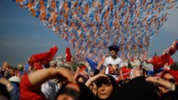 Pendukung dari capres Meral Aksener berkumpul di salah satu jalan di Istanbul, Turki, 22 Juni 2018. (Foto: Dok. Reuters/Huseyin Aldemir)