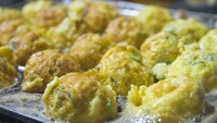 Kalau telur yang satu ini sih sudah ada dari zaman dulu ya. Telur ayam yang dikocok dengan garam dan irisan daun bawang kemudian digoreng dalam loyang setengah lingkaran. Enak ditambah dengan saus. Pasti kangen! Foto: Istimewa