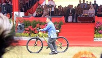 Bukan cuma memberi kuis pertanyaan saja. Kadang Jokowi juga memberi kesempatan bagi siapa saja yang berani bercerita dan berbagi pengalamannya di atas panggung. Seperti saat dia mngunjungi Aceh untuk membuka Pekan Nasional Kontak Tani Nelayan Andalan (Penas KTNA) di Stadion Harapan Bangsa, Lhong Raya, Banda Aceh, Aceh, Sabtu (6/5/2017). Saat memberi sambutan, Jokowi memanggil beberapa petani ke atas panggung. Salah seorang petani berhasil mendapat sepeda dari Jokowi.
