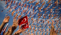 Warga Turki akan menggunakan hak suaranya dalam pemilu yang digelar 24 Juni besok. Pemilu ini juga akan menandai perubahan penting di Turki, dari sistem parlementer ke sistem presidensial. Warga Turki akan memilih kandidat presiden dan kandidat anggota parlemen. Total ada 59,39 juta pemilih yang terdaftar dalam pemilu tahun ini. Jumlah itu termasuk 3,047 juta pemilih di luar negeri.  (Foto: Dok. Reuters)