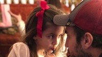 So sweet! Fabregas terlihat sedang minum segelas jus jeruk bareng sang anak yang bernama Lia. Duh, ayah serta anak ini cantik dan ganteng, ya! Foto: Instagram cescf4bregas