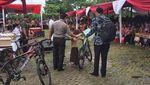 Momen Jokowi Bagi-bagi Sepeda hingga Kini Tak Laku Lagi