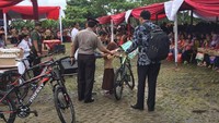 Jokowi sejak siang blusukan di Bandung untuk membagikan makanan/gizi tambahan berupa biskuit bagi ibu hamil dan anak-anak. Dalam kesempatan itu, Jokowi juga membagikan sepeda kepada warga.Acara digelar di sebuah lapangan yang sudah didirikan dua tenda cukup besar di Desa Cangkuang Wetan, Kecamatan Dayeukolot, Kabupaten Bandung, Sabtu (17/9/2016).Presiden Jokowi membagikan biskuit sebagai gizi tambahan dan menjelaskan manfaat serta aturan konsumsinya di hadapan ibu-ibu dan anak-anak yang hadir. Setelah selesai, Jokowi menawarkan 3 sepeda keada warga, namun hanya yang bisa menjawab pertanyaan.