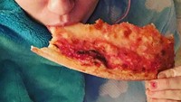Sejak dulu Miley memang penggemar berat pizza. Setelah menjadi seorang vegan, ia tetap memilih pizza vegan sebagai makanan kesukaannya. Foto: Instagram @mileycyrus