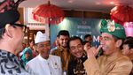 Foto: Gaya Jokowi Berbusana Adat Bali yang Curi Perhatian