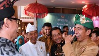 Jokowi berbincang dengan para pelaku UMKM di Bali.
