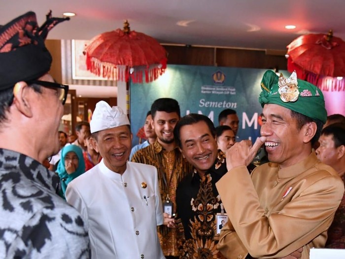 Foto Gaya Jokowi Berbusana Adat  Bali  yang Curi Perhatian 