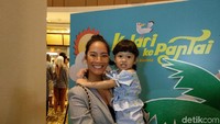 Salah satu aktris yang datang yakni Tara Basro. Ia menonton bersama keponakannya.  Foto: Mahar/ detikHOT